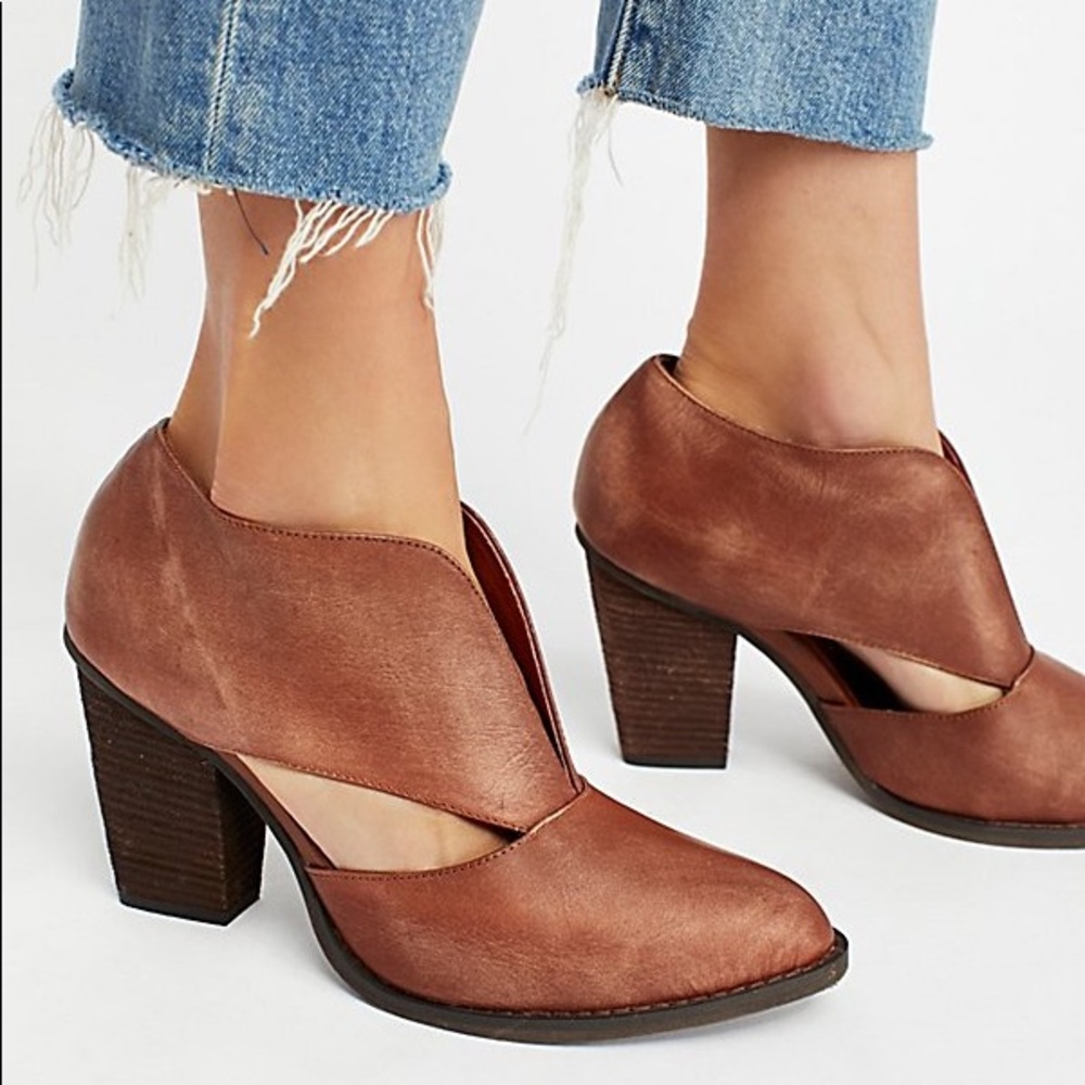 Sz 8.5 Free People Jeffrey Campbell Deep-V Booties